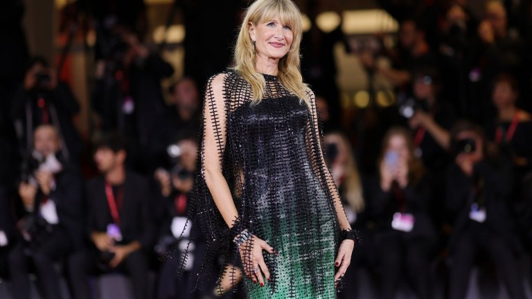 Лора Дърн позира в двуцветна рокля от последната колекция на Saint Laurent.