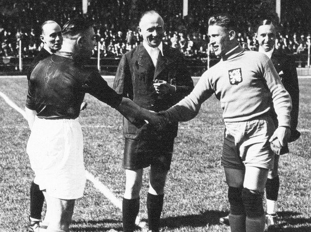 13. Франтишек Планичка (Чехословакия).
ФИФА го посочи за девети в историята сред вратарите. Невероятен спортсмен, изключителен вратар. Пази на Чехословакия на две световни първенства - 1934-а и 1938-а. Легендарен със смелостта си, той извежда страната до финал на първия Мондиал, загубен от Италия. През 1938-а на четвъртфинала с Бразилия Планичка, наричан Пражката котка, играе 40 минути със счупена китка, но не пуска гол. Мачът се преиграва два дни по-късно, но вече без вратаря, и бразилците продължават. В родината му често е сочен за най-добрият футболист в историята.
