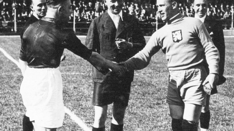 13. Франтишек Планичка (Чехословакия).
ФИФА го посочи за девети в историята сред вратарите. Невероятен спортсмен, изключителен вратар. Пази на Чехословакия на две световни първенства - 1934-а и 1938-а. Легендарен със смелостта си, той извежда страната до финал на първия Мондиал, загубен от Италия. През 1938-а на четвъртфинала с Бразилия Планичка, наричан Пражката котка, играе 40 минути със счупена китка, но не пуска гол. Мачът се преиграва два дни по-късно, но вече без вратаря, и бразилците продължават. В родината му често е сочен за най-добрият футболист в историята.