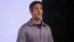 Кой е Джон Тернъс, който поема Apple