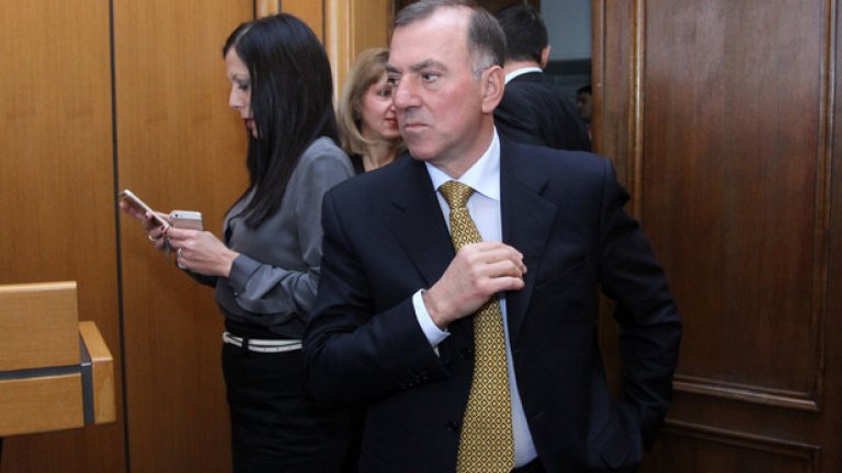 Общински съветник ще е и банкерът Стоян Александров (Движение 21), който бе министър на финансите при Любен Беров (1992-1994).
