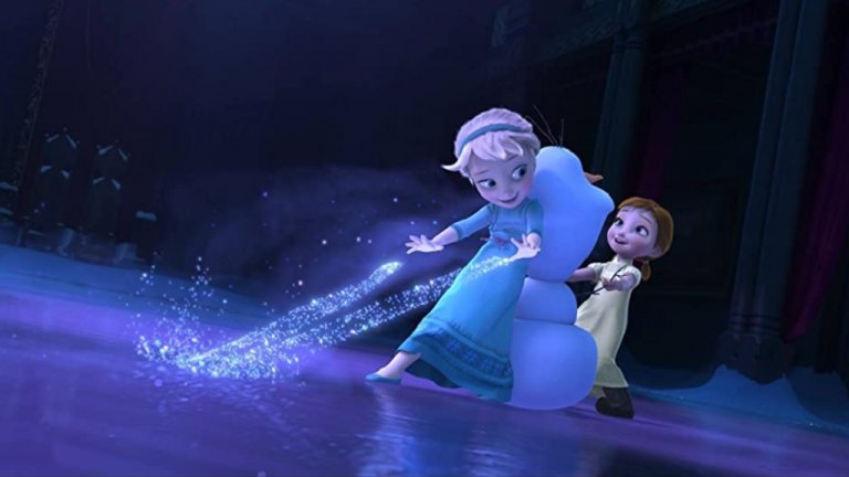 "Замръзналото кралство"
Нали не мислите, че ще мине Коледа без Ана и Елза? Може да ви е омръзнало от "Let it Go" и образа на двете сестри върху торти, играчки и чанти, но каквото и да си говорим, "Замръзналото кралство" (2013 г.) е феномен с огромно влияние върху филмовата публика.
Макар и вече малко изтъркана, първата част поне радва с това, че разчупва някои клишета и предлага изненади. И дори "лошият" не е там, където го очакваш. Затова, ако дадете шанс на Frozen заедно с децата, може да разберете всички похвали, които получи.