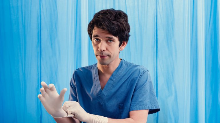 7. This Is Going to Hurt
Британският отговор на лъскавите американски болници. Тук всичко е сиво, уморено и кърваво. Бен Уишоу прави ролята на живота си като млад лекар в държавното здравеопазване на Великобритания. Сериалът е задължителен за всеки, който си мисли, че работата в болница е само висок статус и чисти престилки.