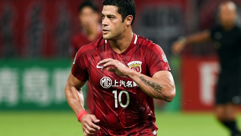 Хълк
Кариерата на здравия бразилец започна съвсем като по учебник във Витория, но скоро всичко започна да става доста странно. Хълк премина в японския Кавазаки Фронтале още като тийнейджър през 2005-а. От там го дадоха под наем във втория ешелон - първо на Консадоле Сапоро, а после и на Токио Верди, където премина за постоянно. Именно в столицата на Япония той хвана окото на Порто, който изстреля кариерата му във висините. За учудване на всички обаче в пика на кариерата си Хълк предпочете да заиграе в руския Зенит (през 2012-а), а от там се насочи към китайския Шанхай СИПГ (през 2016-а) след трансфер за 56 млн. евро. Сега е на 31 и една и странно, но продължава да бъде викан в националния на Бразилия - какъвто и да е следващият му ход (ако има такъв), то едно е сигурно, ще е необичаен и ще отиде там, където му предложат най-висока заплата.