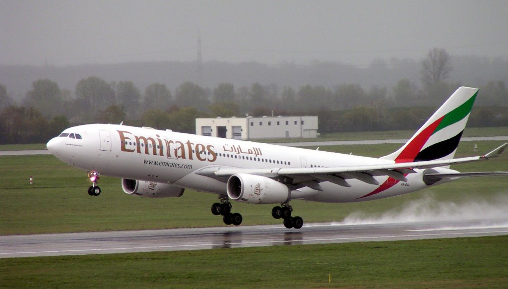 Airbus_A330-200_Emirates_A6-EAL