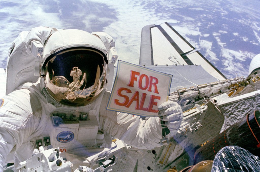 1280px-Satellites_For_Sale_-_GPN-2000-001036