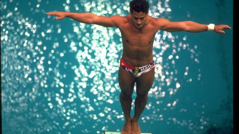  Грег Луганис, водни скокове  


 Четирикратен олимпийски шампион във водните скокове, след това гей активист и дори актьор в няколко продукции на малкия и големия екран, включително в ролята на митичния Салвадор Дали.

  50-годишният Грег Луганис открива, че е носител на ХИВ през 1988-ма година, след това гостува в шоуто на Опра Уинфри, където разкрива диагнозата. Това не пречи на връзката с партньора му, която прерасна в брак преди три години. Написал е откровена книга за болестта, изнасилванията, които е преживял като дете, злоупотребите с алкохол, наркотици и т.н.
