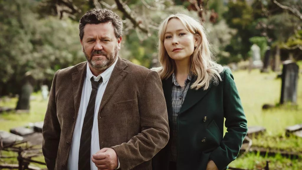 “Броукънуд”, сезон 1
Кога: всеки вторник от 4 февруари от 17:35 ч. 
Къде: по Star Crime 
И тази криминална поредица ни изпраща в малко британско градче, сполетяно от серия мистериозни убийства. Името на мястото е Броукънуд, а населението му - малко над 4900 души. Всяка седмица един човек от градчето бива брутално убит, а местният детектив се заеме да разкрие виновника, преди Броукънуд да бъде напълно заличен.