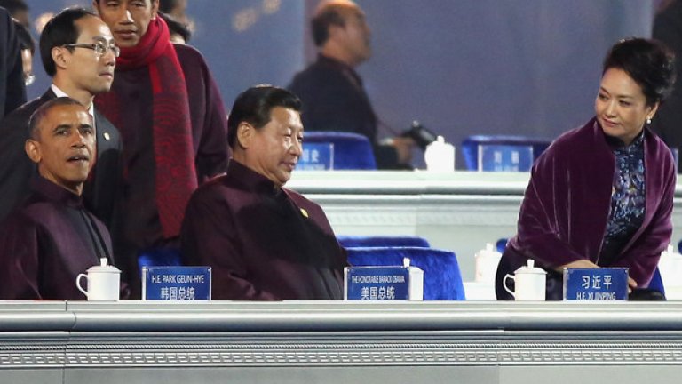 Китайският президент Си Цзинпин и съпругата му заемат местата си до президента Барак Обама след банкета по повод откриването на годишната среща на АТИС в Пекин