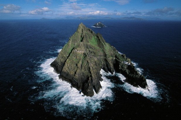 Скелинг Майкъл
Това е място, неразривно свързано с културното наследство на Ирландия. На острова Скелинг Майкъл има манастир, който е построен от монасите именно с идеята да е трудно достъпен. За да посетите острова, трябва да наемете лодка през бурния океан, но още по-трудно е да акостирате на острова - огромните вълни трудно ще ви до позволят. А след това има 1000 годишни каменни стълби, които водят до манастира, които не са обезопасени. На добър път!