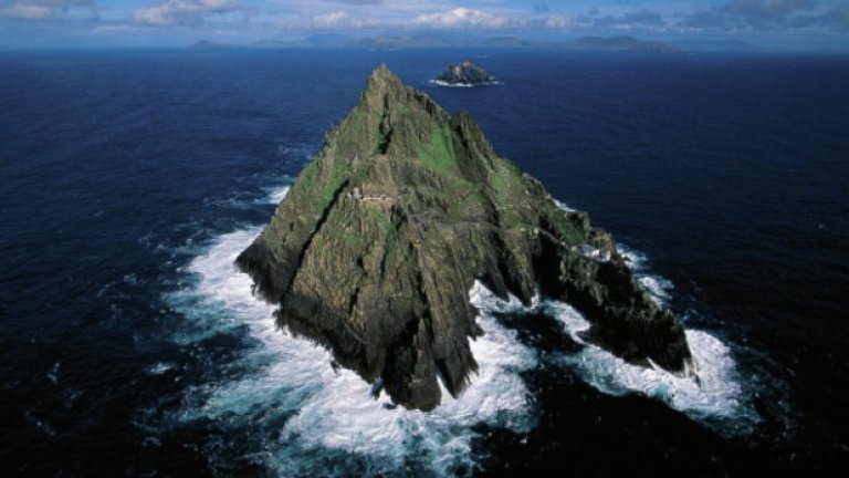 Скелинг Майкъл
Това е място, неразривно свързано с културното наследство на Ирландия. На острова Скелинг Майкъл има манастир, който е построен от монасите именно с идеята да е трудно достъпен. За да посетите острова, трябва да наемете лодка през бурния океан, но още по-трудно е да акостирате на острова - огромните вълни трудно ще ви до позволят. А след това има 1000 годишни каменни стълби, които водят до манастира, които не са обезопасени. На добър път!