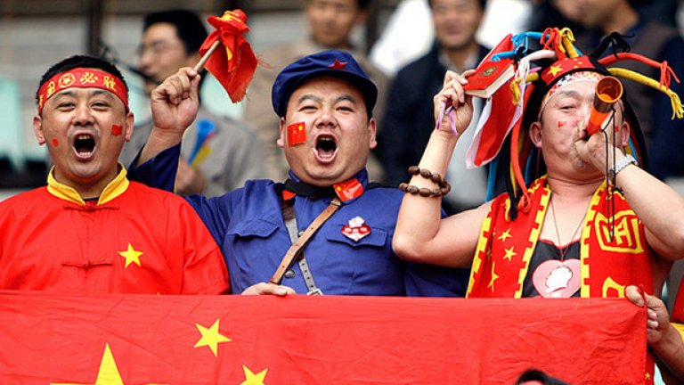 Футболните фенове в Китай са стотици милиони, а местният телевизионен пазар е най-големият в света. 