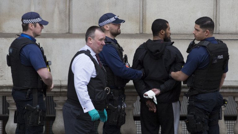 По-рано мъж беше задържан близо до Даунинг Стрийт по подозрения за планиране на терористична атака