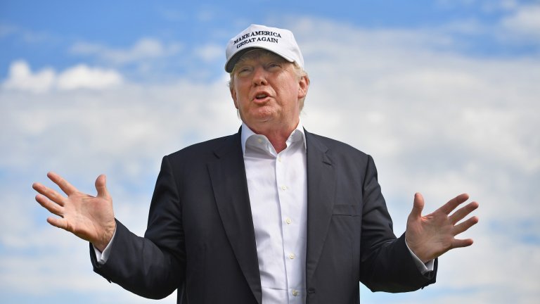 Президентът Доналд Тръмп бе блокиран във Facebook и Instagram заради публикациите си подбуждащи към насилие в началото на годината