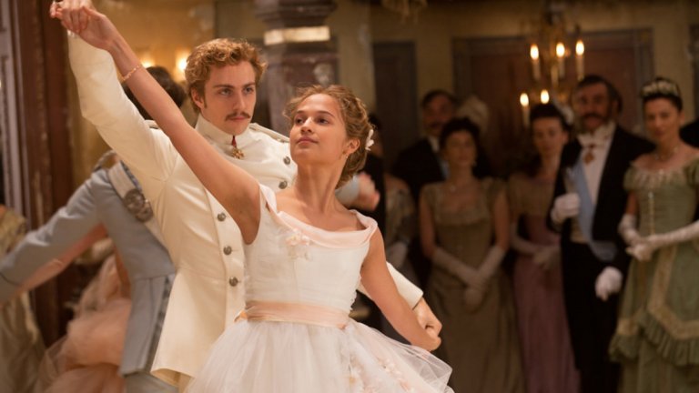 Anna Karenina / "Анна Каренина"
Адаптацията по творбата на Лев Толстой събира някои от най-талантливите актьори на Холивуд и Алисия Викандер стои съвсем на място сред тях. В ролята си на княгиня Екатерина "Кити" Александровна Щербацкая, леконравната и разглезена дворянка, която преследва граф Вронски, тя успява да придаде типичната за героинята си лекота и момичешки чар, които очакваме да видим от Кити.