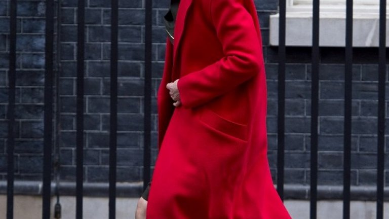 Цветните палта са запазената марка на Тереза Мей