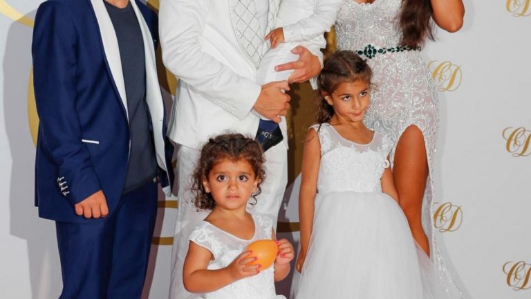 Сеск и Даниела имат три деца, а тя има две и от предишния си брак. Вижте в галерията част от звездите, които присъстваха на партито в Ибиса.