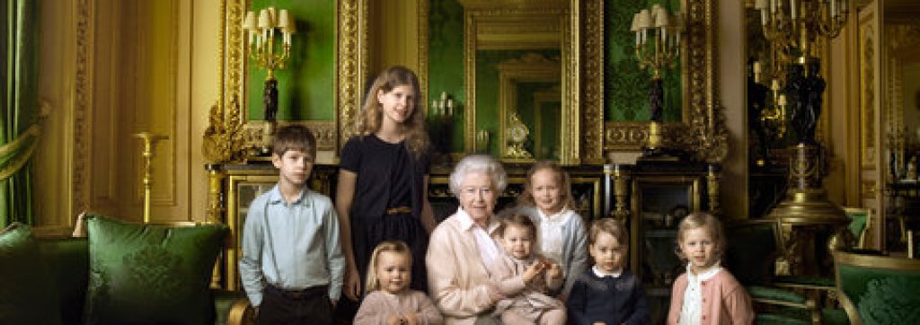 Шарлот е заела най-хубавото място на портрета на Елизабет II по случай 90-ата й годишнина - в обятията на прабаба си.