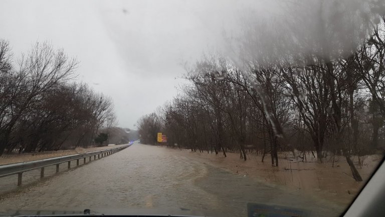 Временно е затворен пътят Ахтопол - Резово заради преливане на река Велека