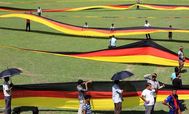 В Бангладеш местен фермер направи флаг на Германия, дълъг 3,5 километра, за финала. Световен рекорд!