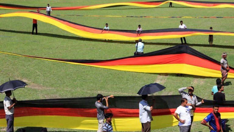 В Бангладеш местен фермер направи флаг на Германия, дълъг 3,5 километра, за финала. Световен рекорд!