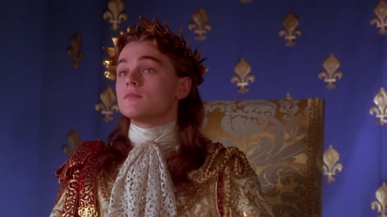 25. "Желязната маска" (The Man in the Iron Mask, 1998)
Този филм излиза веднага след успеха на Лео с "Титаник" и привлича, логично, вниманието на медиите и критиката. Но, с целия респект към господин Александър Дюма, по чиято книга е направена екранизацията - в този филм Ди Каприо прави страховито слаба роля в ролята на Краля Слънце Луи XIV. За негово оправдание, слабата игра се отнася и за всички останали актьори във филма, които са - забележете! - Габриел Бърн, Джон Малкович, Жерар Депардио и Джеръми Айрънс.