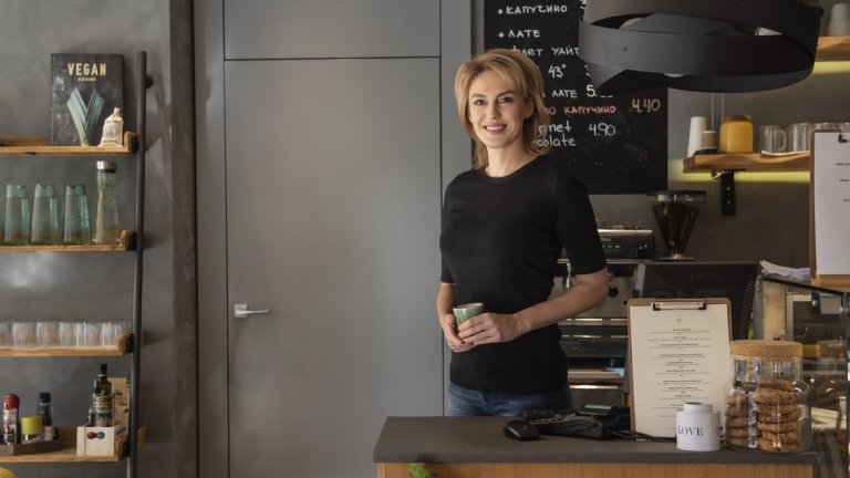 Името си мястото получава от местоположението - София се намира на 43-тия паралел. „Толкова просто. Исках да е свързано с локацията - ние сме тук, това сме ние и сме на 43 паралел", казва Ити.