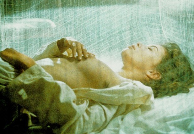  "Любовникът" (1992)  
 Джейн Марч, яхнала любовника си, в сцена, изглеждаща сякаш трае часове. Май винаги сме били податливи на адаптации по книги на Маргьорит Дюрас.