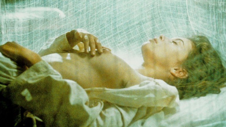  "Любовникът" (1992)  
 Джейн Марч, яхнала любовника си, в сцена, изглеждаща сякаш трае часове. Май винаги сме били податливи на адаптации по книги на Маргьорит Дюрас.