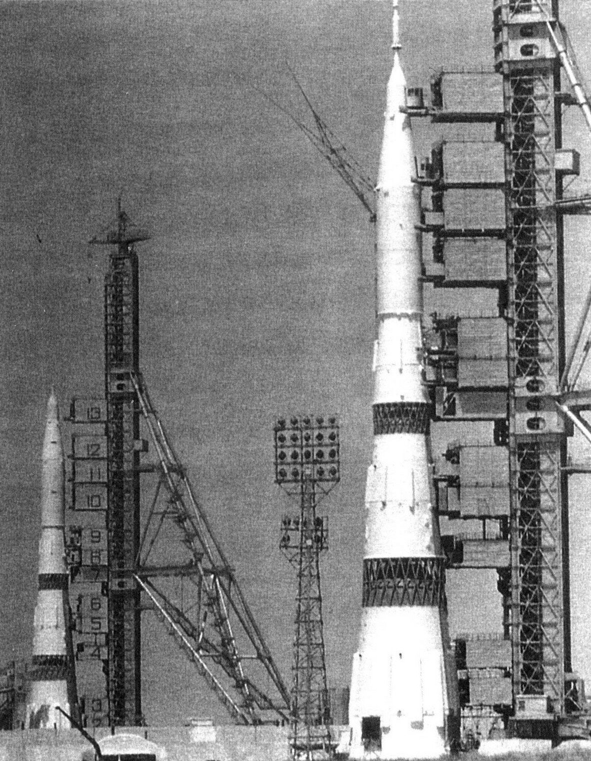 4. Ракетата Н1

Взривове, които да са толкова мощни, колкото една от най-големите не-ядрени експлозии в историята, не са най-добрият начин да представиш нова ракета. В опит да се доберат първи до Луната, СССР проектират и изграждат ракетата Н1 (от Ракета-носител). Тя разчита на 30 по-малки двигатели, които трябва да издигнат 105 метровото, 2750-тонно тяло.

Оказва се, че това не е най-добрият вариант. По време на втория от общо 4-те неуспешни опита за изстрелване двигателите се взривяват така силно, че дори сателити успяват да заснемат последствията. Неуспехите довеждат до края на програмата Н1 през 1974.