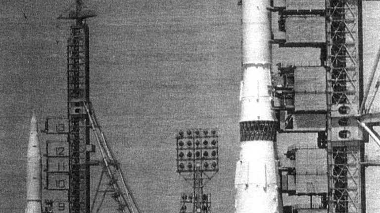 4. Ракетата Н1
Взривове, които да са толкова мощни, колкото една от най-големите не-ядрени експлозии в историята, не са най-добрият начин да представиш нова ракета. В опит да се доберат първи до Луната, СССР проектират и изграждат ракетата Н1 (от Ракета-носител). Тя разчита на 30 по-малки двигатели, които трябва да издигнат 105 метровото, 2750-тонно тяло.
Оказва се, че това не е най-добрият вариант. По време на втория от общо 4-те неуспешни опита за изстрелване двигателите се взривяват така силно, че дори сателити успяват да заснемат последствията. Неуспехите довеждат до края на програмата Н1 през 1974.