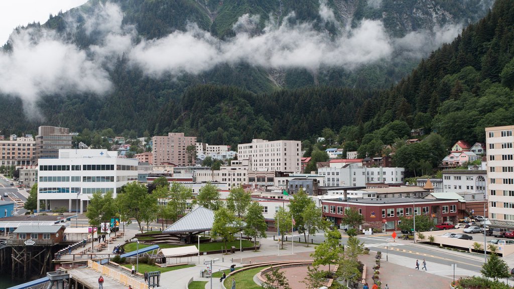 1280px-Downtown_Juneau_with_Mount_Juneau_rising_in_the_background