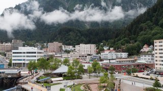 1280px-Downtown_Juneau_with_Mount_Juneau_rising_in_the_background
