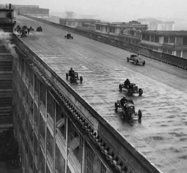 Работници се състезават с автомобили на покрива на завода на Фиат, в Торино, Италия, 1923-та