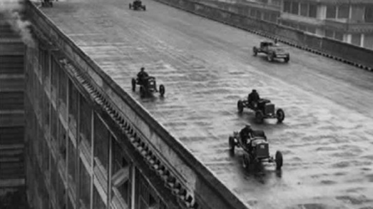 Работници се състезават с автомобили на покрива на завода на Фиат, в Торино, Италия, 1923-та
