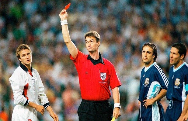 1998 г. Осминафинал Аржентина - Англия (5:4 с дузпи).
Реферът Ким Милтон Нилсен вади червен картон на Дейвид Бекъм, ритнал без топка неособено силно, но явно Диего Симеоне. Аржентина и Англия направиха мач №1 на първенството като драматизъм и напрежение, а враждата между двете футболни сили стана още по-яростна след случая.