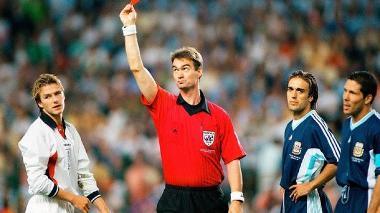 1998 г. Осминафинал Аржентина - Англия (5:4 с дузпи).
Реферът Ким Милтон Нилсен вади червен картон на Дейвид Бекъм, ритнал без топка неособено силно, но явно Диего Симеоне. Аржентина и Англия направиха мач №1 на първенството като драматизъм и напрежение, а враждата между двете футболни сили стана още по-яростна след случая.