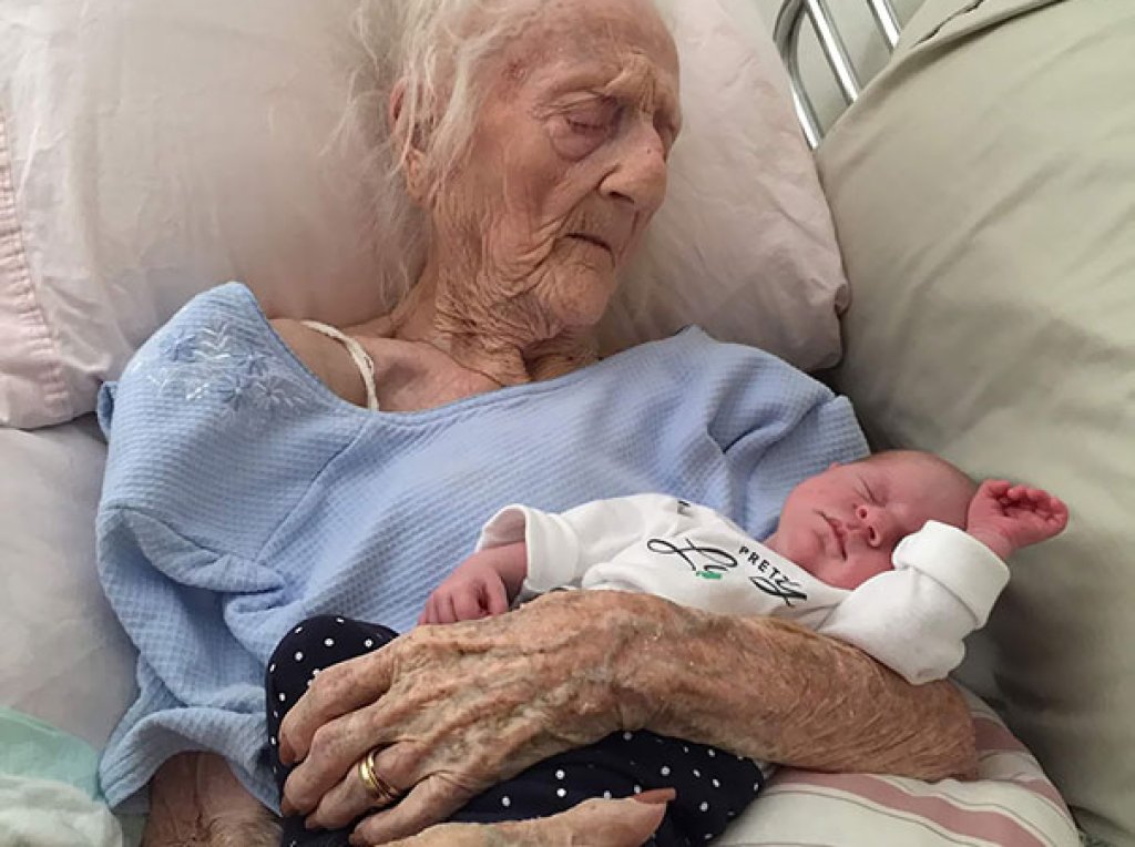 101 годишна баба с внучето ѝ на 13 дни