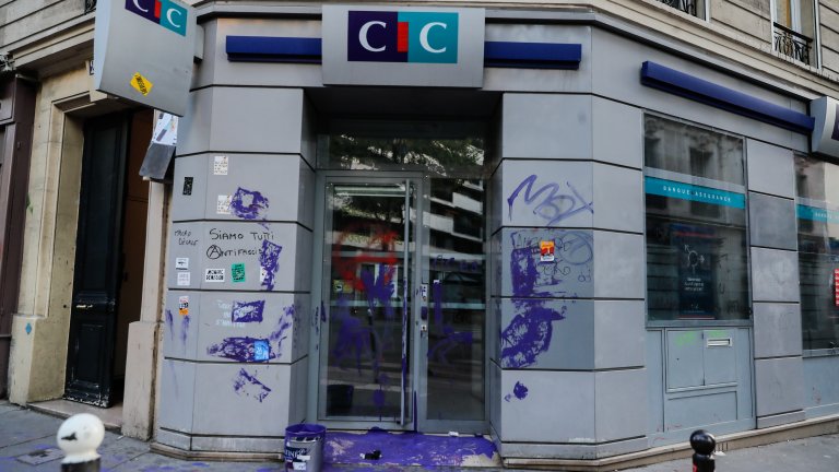 Стотици арестувани, палежи и сълзотворен газ за Деня на труда във Франция