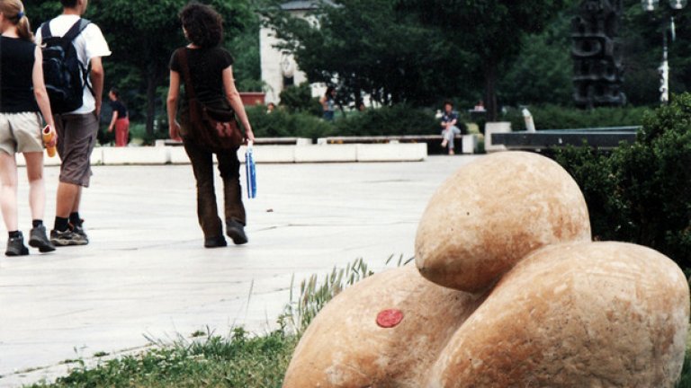 Преди да започне филм от Киномания, например, зяпах влюбените задници, които кибичеха върху "раменете" й и чакаха гаджетата си. Виждал съм журналистка от kafene.bg да гласи върху "твърдата мебел" актрисата Ани Михайлова за интервю. Мани...