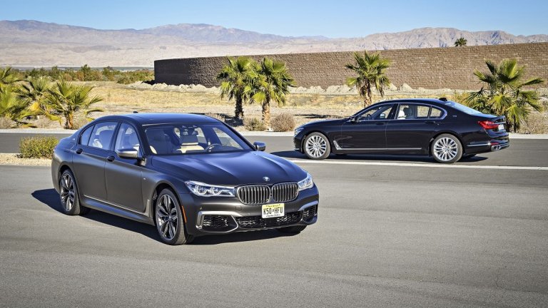 Внимание заслужава и уникалната суперспортна версия на Серия 7 - BMW M760Li xDrive. Новият флагман се задвижва от 6,6-литров бензинов двигател M Performance, който развива мощност от 610 к.с. Този върхов мотор ускорява свръхлуксозния автомобил от 0 до 100 км/ч за само 3,7 секунди, а с опционалния пакет M Driver максималната скорост е електронно ограничена до "скромните" 305 км/ч.