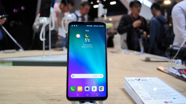 LG V30S ThinQ
Тази година LG са решили да следват нова стратегия и представянето на телефоните им няма да следва това на конкурентните марки. Това означава, че на MWC не видяхме наследника на G6, който беше представен през 2017-а, а всъщност може дори да означава, че изобщо няма да видим G7 модел, защото LG има вероятност да започне изцяло нова серия телефони. Засега единствено знаем, че нов модел се очаква до средата на 2018-а година. 
Но това, което компанията представи, беше леко подобрена версия на флагмана си V30. Новият и старият телефон споделят един и същ дизайн, 3300mAh батерия, 18:9 дисплей, същия вече поостарял Snapdragon 835 процесор. В техническо отношение единствената разлика е в ъпгрейда на RAM паметта от 4GB на 6GB и възможността на избиране от по-големи вградени памети - 128 GB и 256 GB. V30S идва с два нови цвята - сиво и синьо. 
Откъм софтуер телефонът само загатва новият курс на компанията - изкуственият интелект. Засега на практика той се окачествява с AI Cam, която подобно на Bixby разпознава обекти от снимките, но засега все още по-скоро се учи. Има и нов режим за по-светли снимки, който комбинира четири пиксела в един, за да предостави по-добро представяне при по-слаба светлина. 
Но пък тези подобрения ще пристигнат и в нормалния LG V30, представен преди няколко месеца на IFA в Берлин. 
Въпреки, че промените не са особено видими, или може би точно заради това, V30S е един доста приятен, лек флагман с чудесно аудио в слушалките. По-интересно е да видим какво ще предложат от компанията в следващите няколко месеца.
