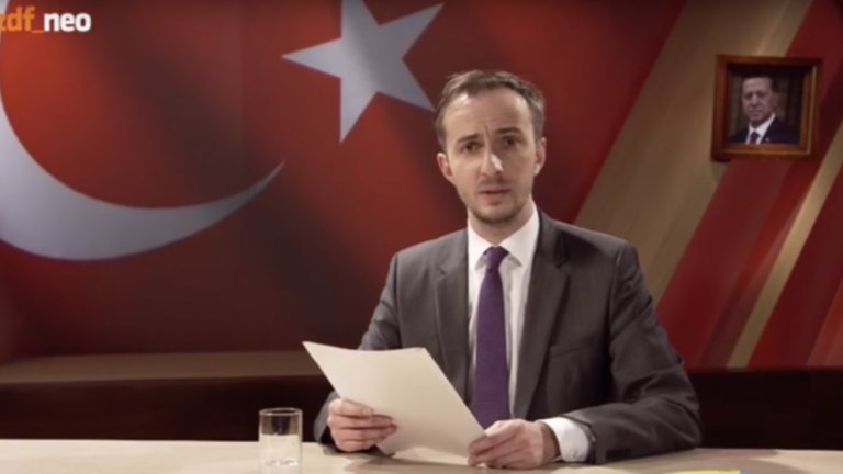 Германският комик съди канцлера заради неин коментар върху стихотворението му срещу турския президент Реджеп Ердоган