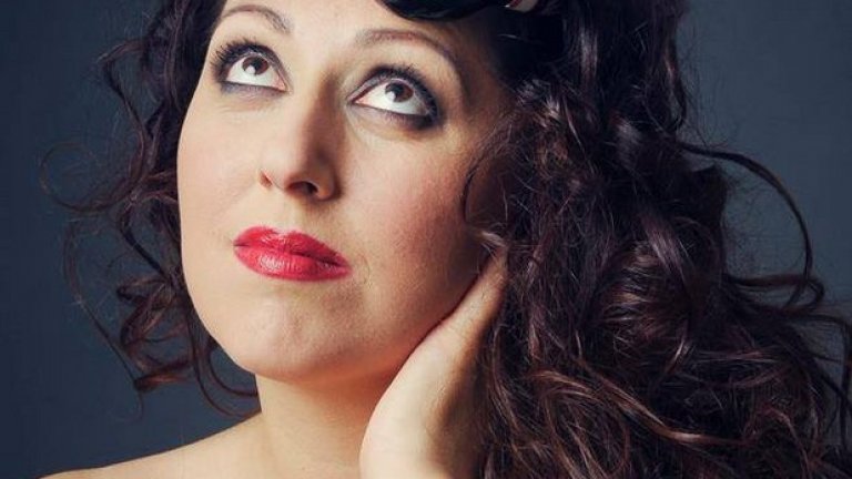 Милица Гладнишка е сред най-приятните присъствия в телевизионния ефир. А нейният дом спокойно може да се нарече пансион "Добро сърце", в който съжителстват двете кучета Бела и Роки, както и котката Зина