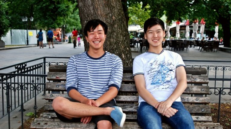 Золо (вдясно) и Мишел от Монголия. Срещаме ги на езерото "Ариана". Мишел е роден в София. Наистина. И това е първото му осъзнато идване тук от времето, когато е бил бебе. Тоест - от 18 години.