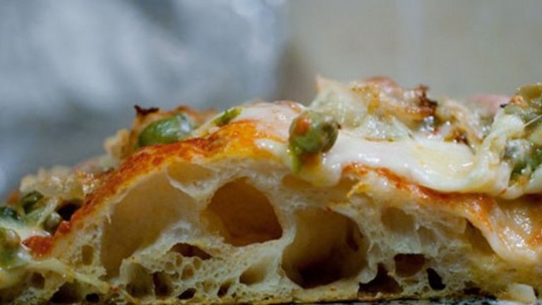 При римската пица водата също е много по-малко отколкото в неаполитанската. Може да се меси както на стайна температура, така и на студено, тестото може да се държи в хладилник на температура 4 градуса.Тук печенето е две минути, но на по-ниска температура спрямо неаполитанските стандарти.