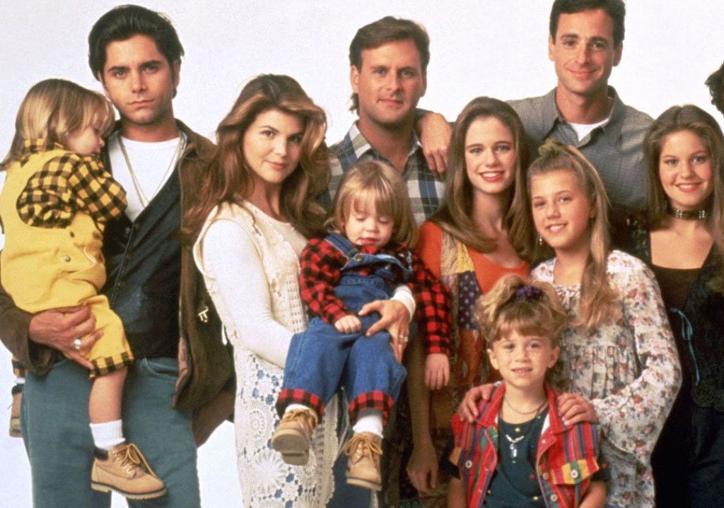 Fuller House 
„Пълна къща“, с която много от нас са израснали, получава свой спин-офф и един вид продължение. Малките деца от сериала са пораснали, а чичо Джеси и татко Танър, са поостарели. Шоуто събира почти целия стар екип и прави нова продукция. 