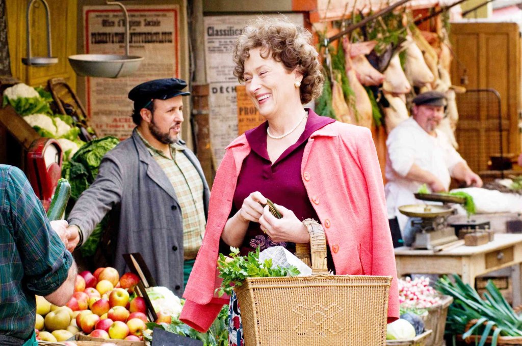 \"Джули и Джулия\" (Julie & Julia, 2009)  
Кой не би се влюбил във високата готвачка с къдрава коса и писклив глас? Нора Ефрон е режисьор и сценарист, Мерил Стрийп влиза в ролята на Джулия Чайлд и резултатът е великолепен биографичен филм - красив, з