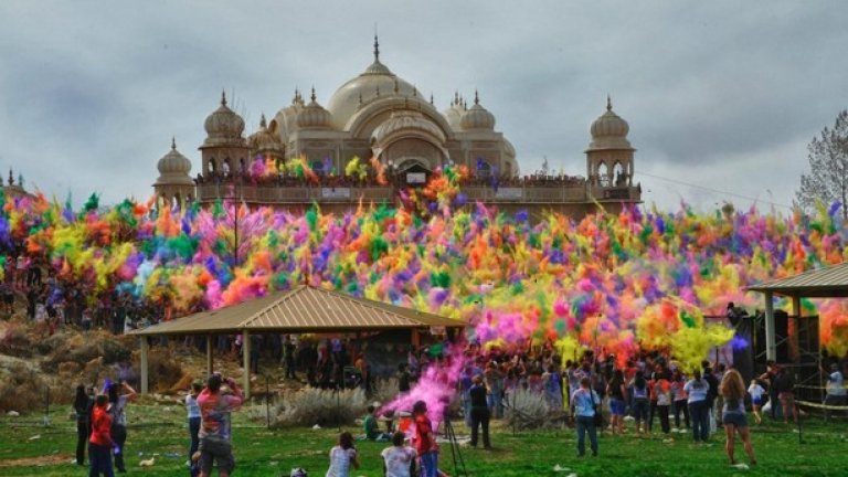 Празненствата около Фестивала на цветовете в Индия се провеждат през февруари и началото на март и обединяват всички касти и социални групи