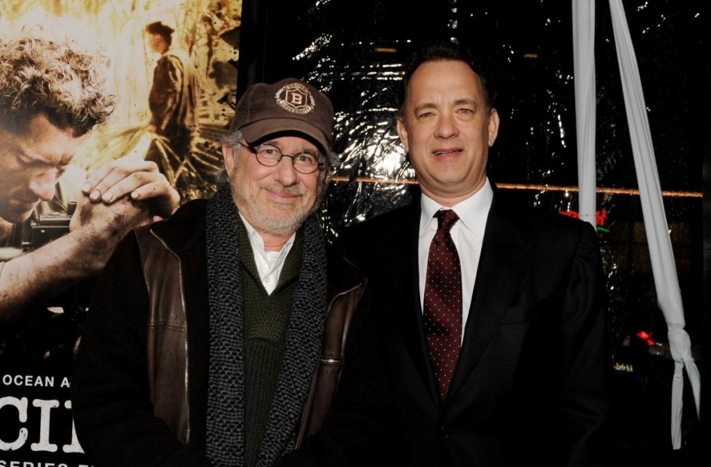 Том Ханкс и Стивън Спилбърг
Сред култовите партньорства в киното се нареждат също Том Ханкс и Стивън Спилбърг, оставили на седмото изкуство 5 съвместни проекта. 
Актьорът и режисьорът се срещат на прослушването на филма “Спасяването на редник Райън” и заедно с главната роля, Ханкс си спечелва и подсигурено участие в още 4 филма на Спилбърг - “Хвани ме, ако можеш”, “Терминалът”, “Мостът на шпионите” и “Вестник на властта”.
Двамата са и съвместни продуценти на минисериалът "Братя по оръжие", наличен в Apple+, както и драмата Master of the Air, и военният минисериал от 10 епизода "Пасифик".